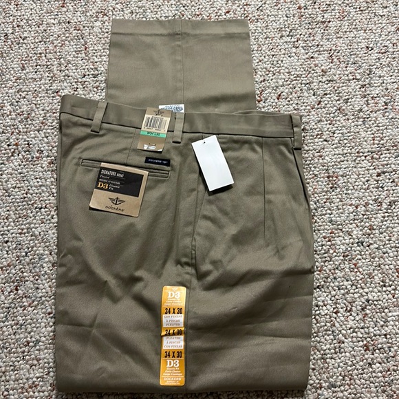 Dockers Signature Khaki D3 Classic Fit Pleated individual Fit Waist band - Picture 1 of 3